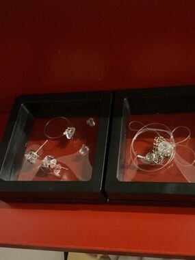 Cosmetic jewelry set